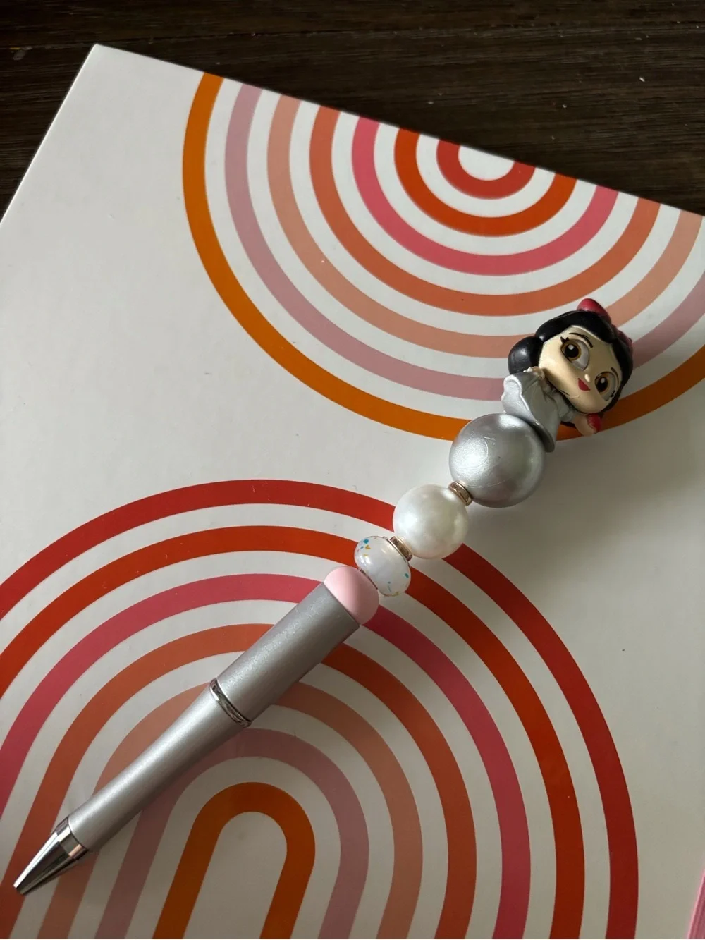 Disney Doorables: Snow White: 100 years Sliver Snow White handmade beaded pen